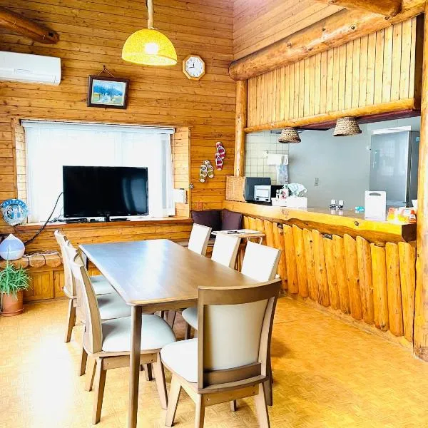 民泊JOYFUL天然温泉付きログハウス: Shiraoi şehrinde bir otel