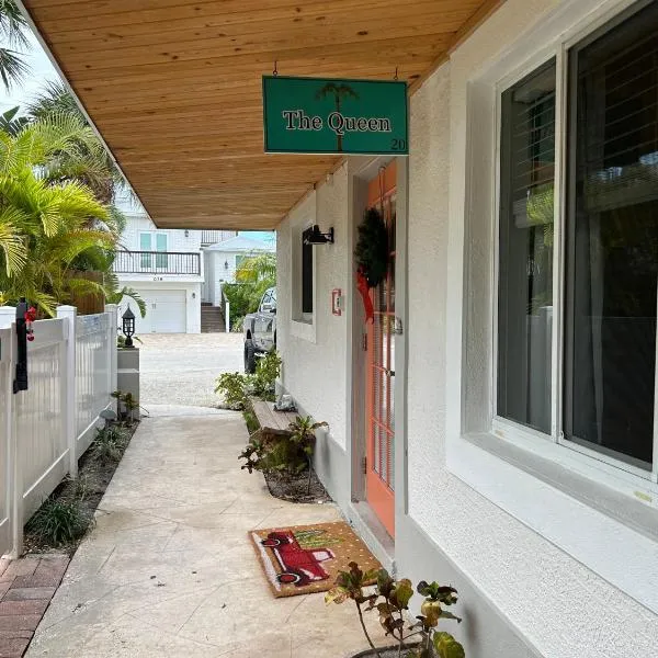 An Island Getaway at Palm Tree Villas, hotel in Holmes Beach