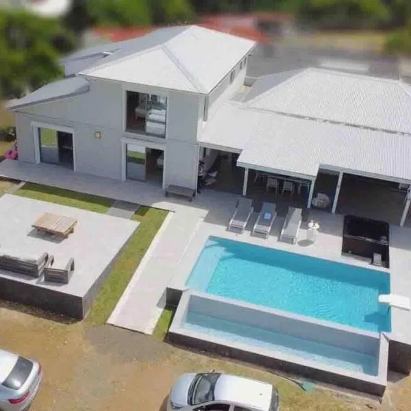 VILLA ELA - Jolie villa avec piscine chauffée et jacuzzi, hotel em Les Abymes