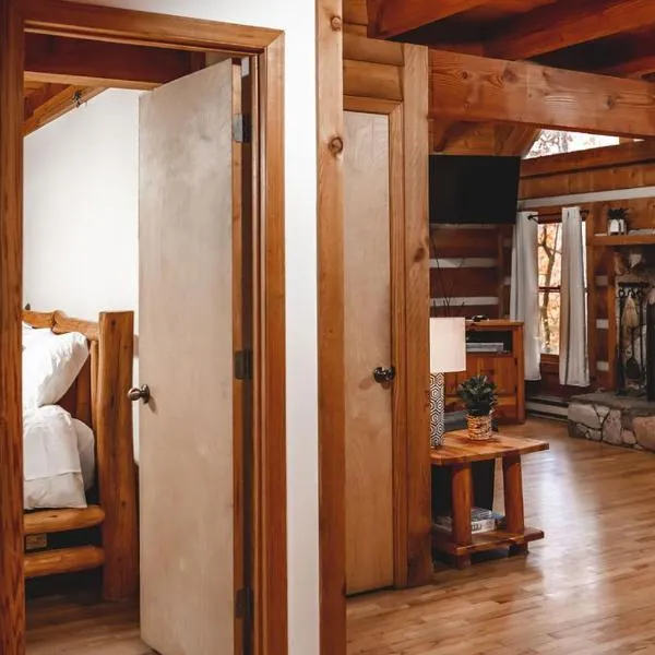 Pine Crest Cabin at 36 North - Hot Tub, hotel v destinaci Purlear