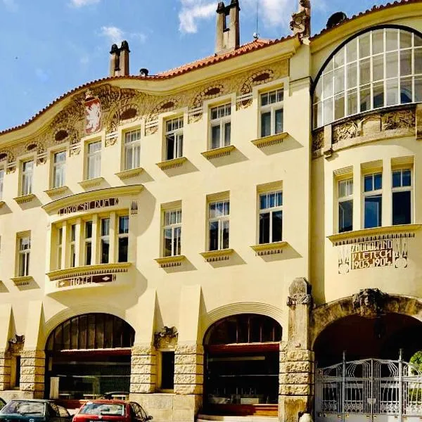 Hotel Okresní Dům, hotel in Hradec Králové