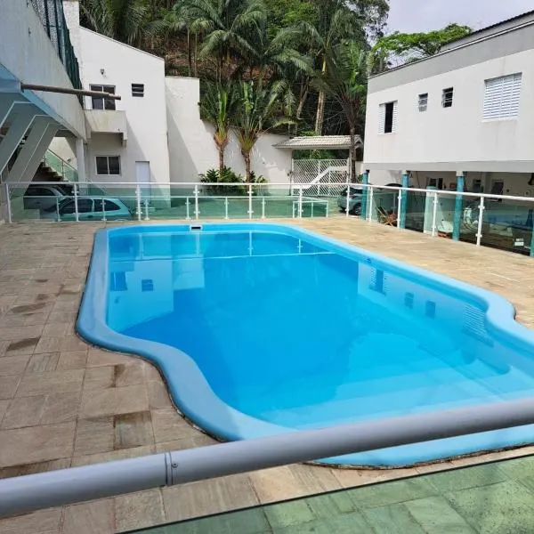 Casa nova com 3 quartos, equipada com Ar Condicionado, TV, Internet e Área de Lazer Completa - Boiçucanga, hotel in Boicucanga