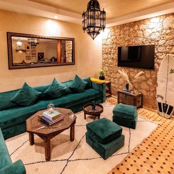 Cheerful 4-bedroom home in mirleft, hotel v destinaci Mirleft