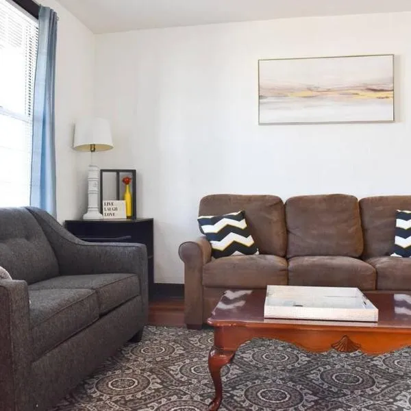Beautiful 3 Bedroom Home Cozy Front and Back Porch, hotel v destinaci Munhall