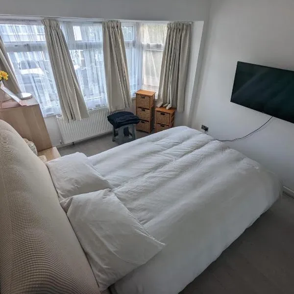 Spacious 2 bedroom house with garden，艾德蒙頓的飯店