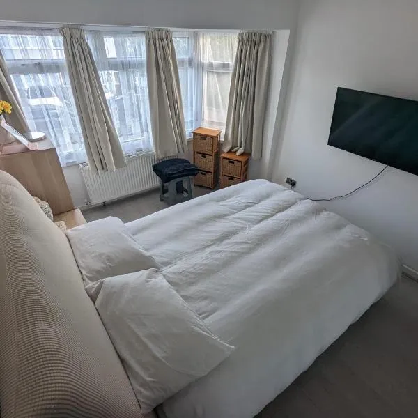Spacious 2 bedroom house with garden – hotel w mieście Edmonton