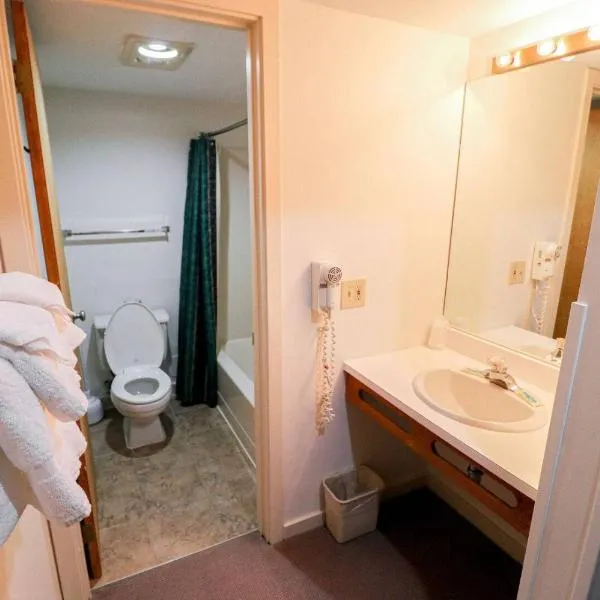 Cedarbrook Two Double bed Standard Hotel room 118, hotel v destinaci Killington