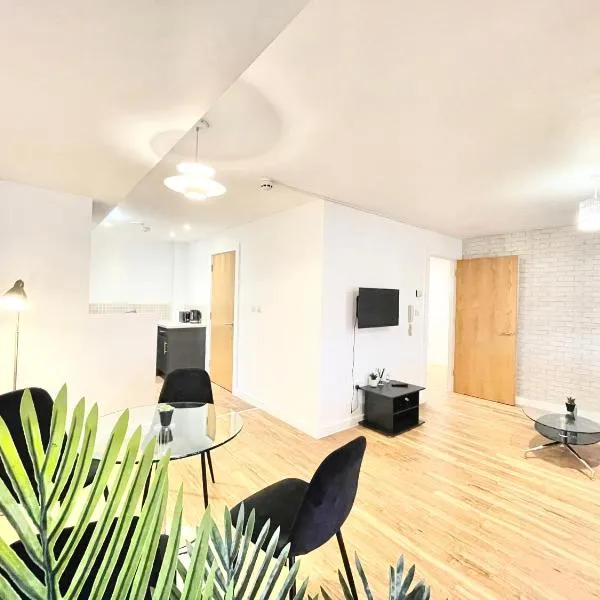 Lovely 2 - bedroom condo in Manchester City centre, hotel in Manchester