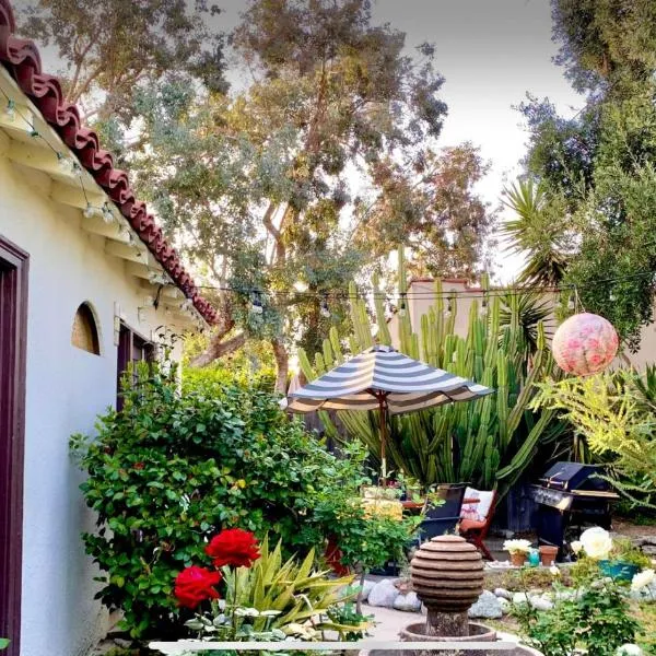 Romantic cottage with amazing garden, khách sạn ở Glendale