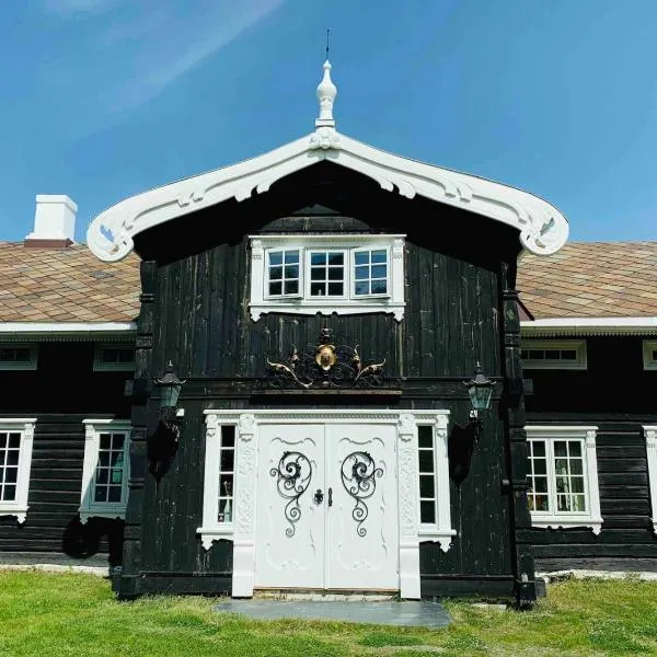 Traditional timber farm with Sauna & Wi-Fi, hotel in Skåbu