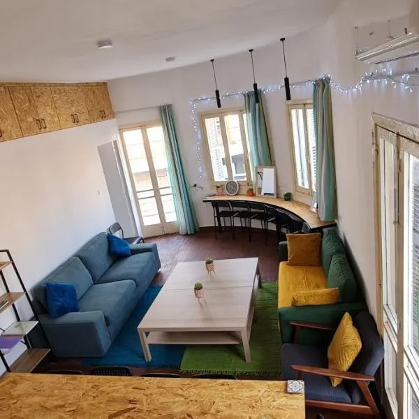 Bee Hostel Paphos, hotel v destinaci Paphos City