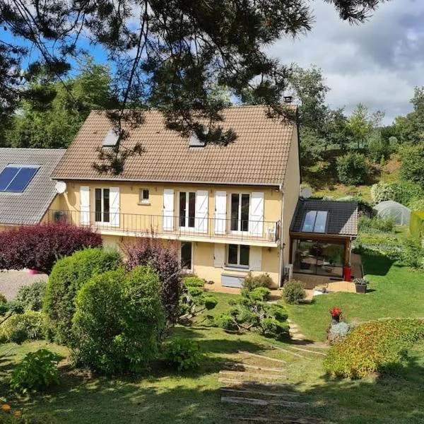 Agréable Gîte au sein d'une propriété arborée, hotell i Murol