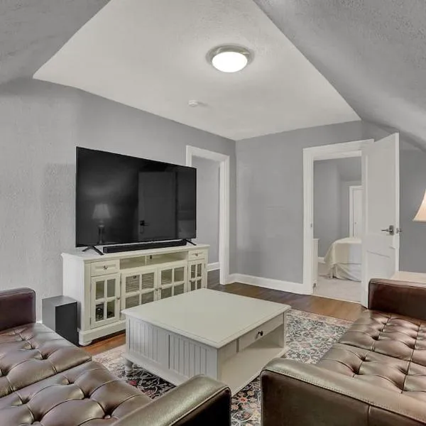 Suites on Seneca - Gorgeous One Bedroom Apartment, hotel in Harrisburg