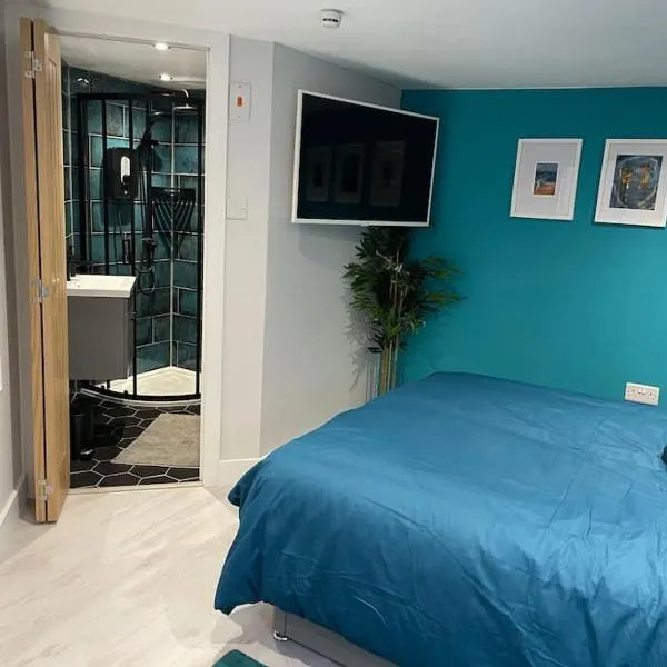 Cosy cabin with private bathroom, hotel v destinaci Bircotes