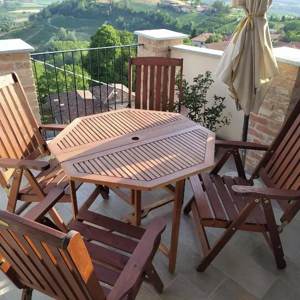 Casa Mantel Panoramic view in Langhe, hotel a Novello