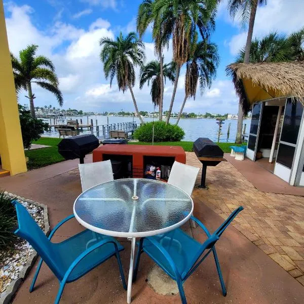 Searenity, Waterside studio in the heart of Treasure Island, walk to beach, hotel en St Pete Beach