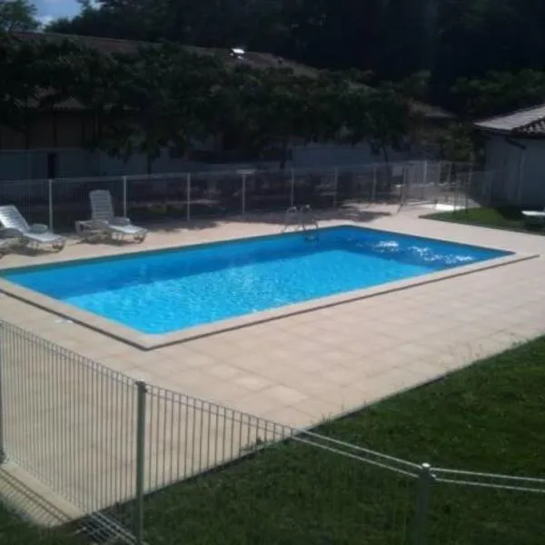 SUPERBE APPART AVEC JARDIN ET PISCINE: Cambo-les-Bains şehrinde bir otel