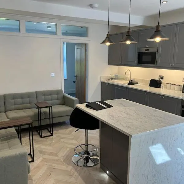 Jester Court - 2 bed apartment in the Centre of Windermere Village - FREE off-site Health Club access with Pool, Sauna, Steam Room & Gym, hotel in Windermere
