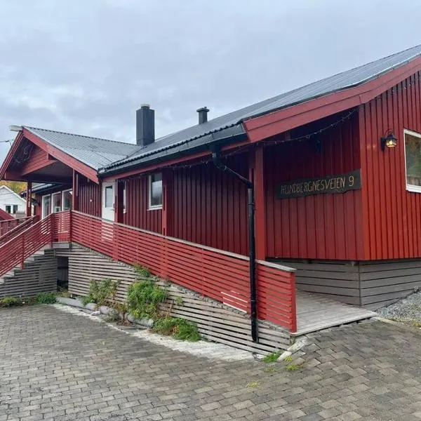 Flott hytte med badestamp., hotell i Fjordgård