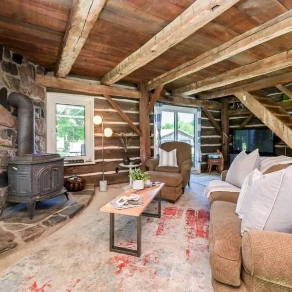A charming, rustic 150 year old Carriage House, hotel v destinaci Orangeville