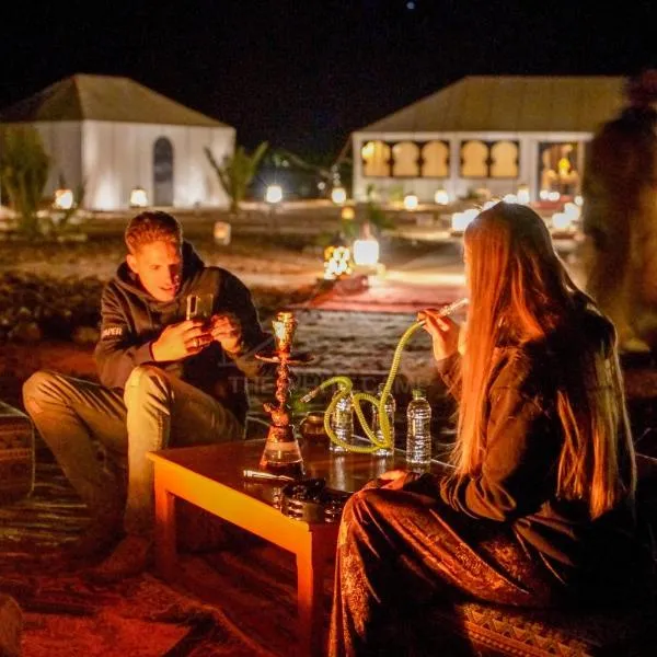 The White Camp - Your Merzouga Luxury Desert Camp & Erg Chebbi Dunes Camel Riding, ξενοδοχείο σε Merzouga