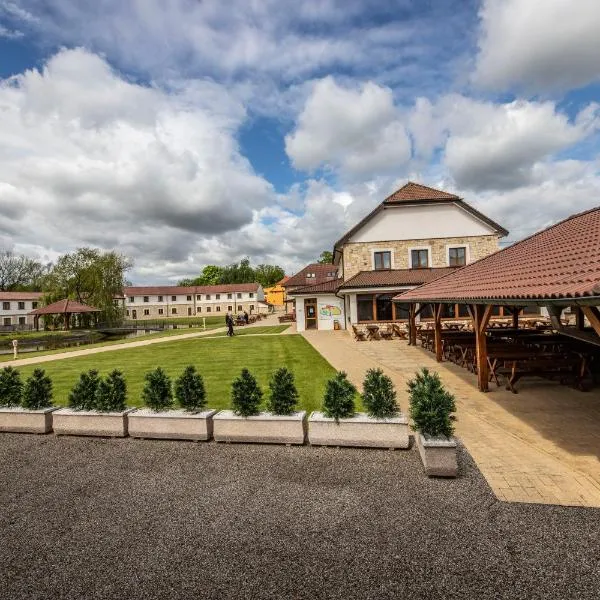 LIONS Nesuchyně, hotel in Nesuchyně