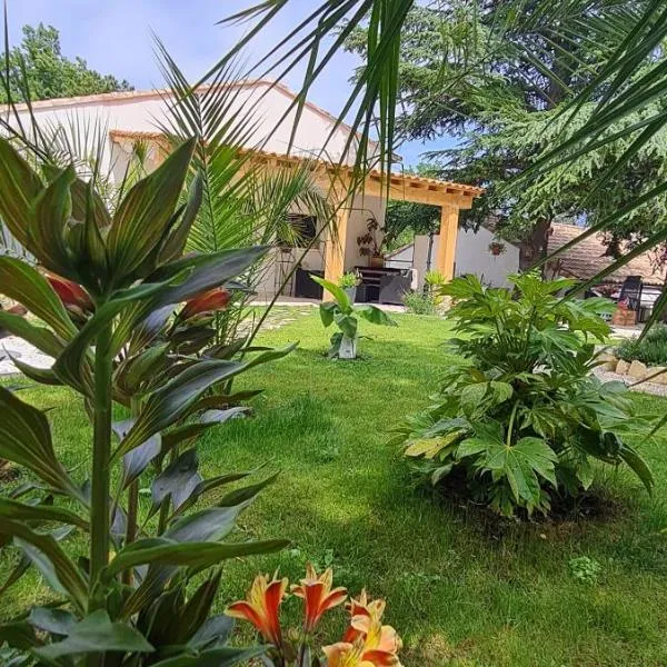 Gîte les 2 cèdres, hotel in Saint-Bénézet