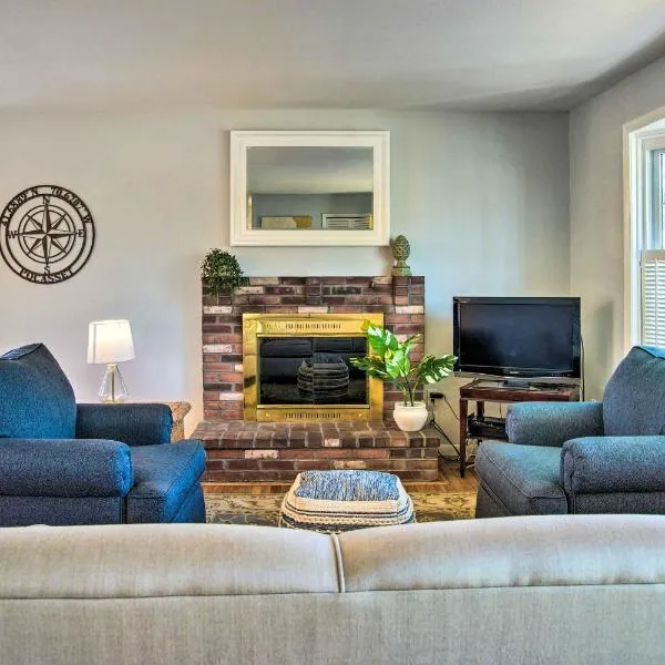 Coastal Cape Cod Home about Walk to Hen Cove Beach!, hôtel à Pocasset