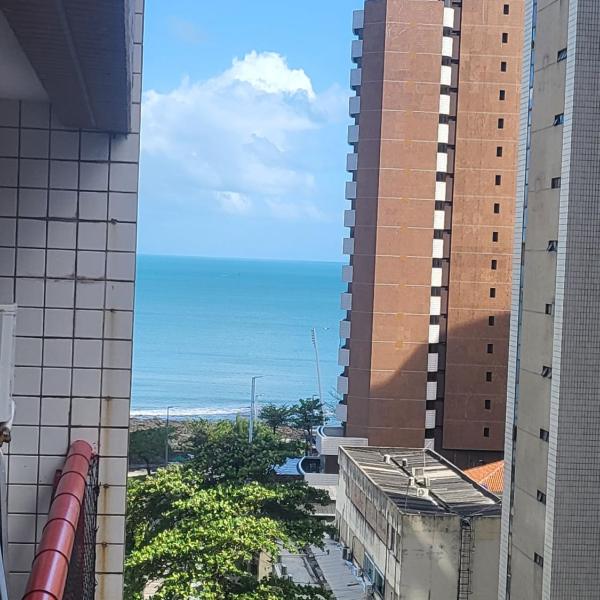 Apartamento com Varanda vista lateral para o mar