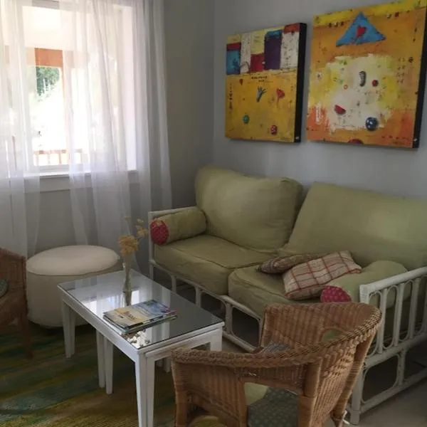 Cozy ,artistic cottage in a garden setting close to the beach and hiking trails.: Brew Bay şehrinde bir otel