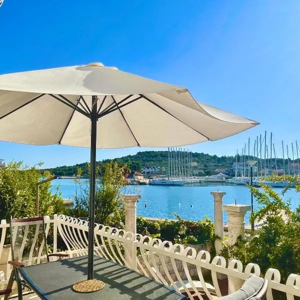 Seafront apartment with amazing view, hotel in Jezera