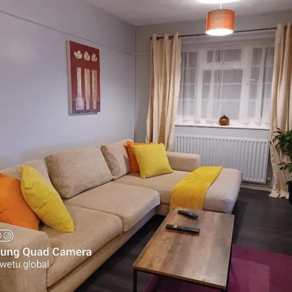 Poynters House - Huku Kwetu Luton & Dunstable - Spacious 2 Bedroom House-Private garden and parking -11km from London Luton Airport-close to Woburn Abbey, hotel di Luton