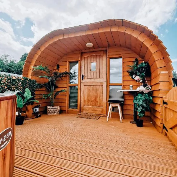 Crabmill Glamping with hot tub, hotel a Hopton Wafers