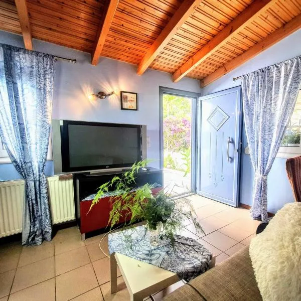 House with garden in city of Rhodes: Rodos Şehri şehrinde bir otel