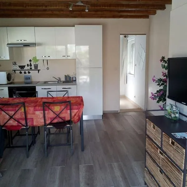 Single storey 40m² bordering pine forest and spa, hotel di Noves