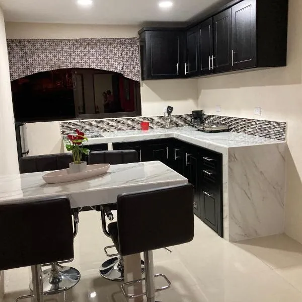 Hospedaje Ana Lu 2, Only 10 minutes from airport, hotel v destinaci Alajuela