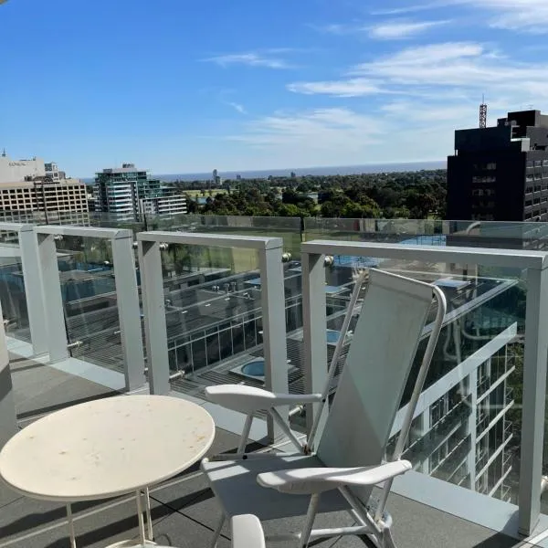 The Fawkner Apartment Bay-view pool/Gym Free Parking, hotel in Melbourne