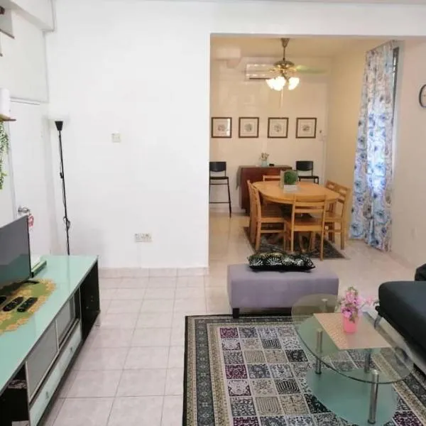 Cozy house with free wifi and parking near Utm, Legoland, hotel v destinaci Skudai