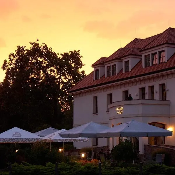 Hradná stráž Hotel&Apartments s privátnym wellness, hotel v destinaci Topoľčianky