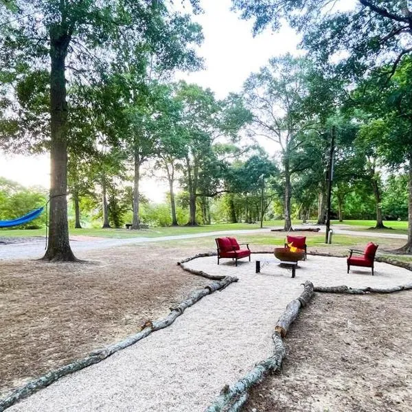 Unwind & Relax at Azalea Cottage on Bayou, hotel v destinaci Lafayette