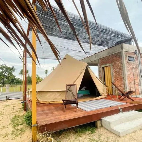 Rembulan Escape - beachfront bell tent (no 1), hotel in Kampong Mangkok