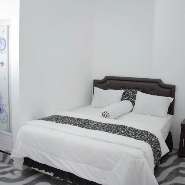 Samar Wulu Guest House Syariah Mitra RedDoorz near Ketapang, hotel v destinaci Ketapang