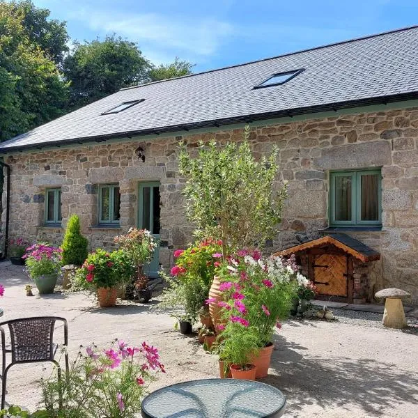 Wesley House Holidays - Choice of 2 Quirky Cottages in 4 private acres、レッドルースのホテル