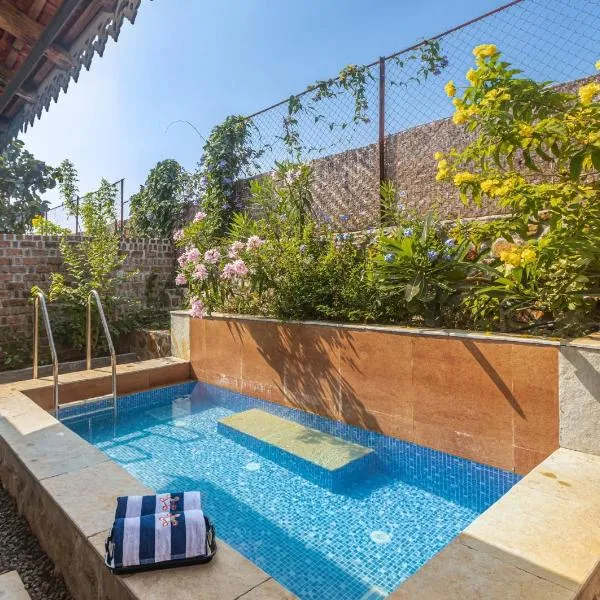 SaffronStays Lake House Marigold, Nashik - rustic cottages with private plunge pool, hotel v destinaci Nášik