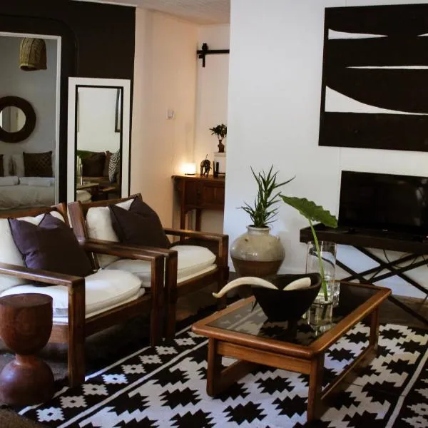 ALLURING SELF CATERING 2 BEDROOM VILLA at BOKMAKIERIE VILLAS, hotel v destinaci Windhoek