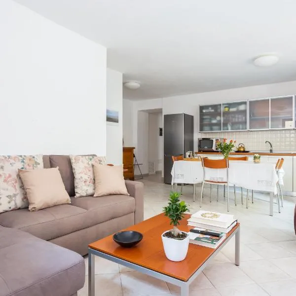 Spacious 3-Bedroom Apartment with Courtyard in Tempio Pausania - Perfect for Families, hotel v destinaci Tempio Pausania
