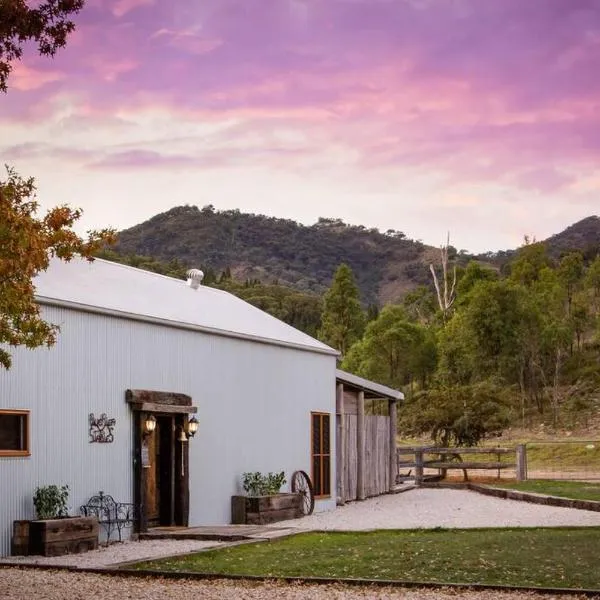 Riverlea Stables- style and charm await you!, hótel í Camboon