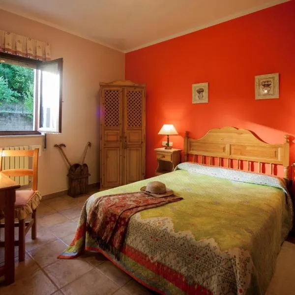 Santu Colás, hotel Coraóban