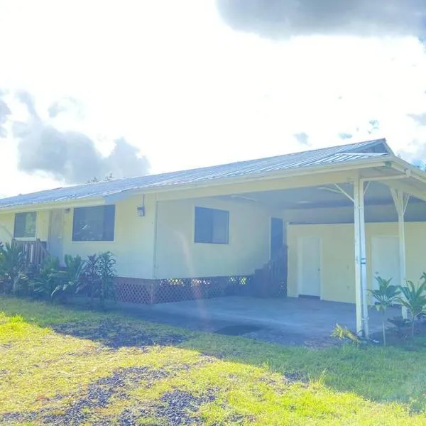 THE MANONO HOUSE - Peaceful, Private 3Bd 2Bath Home near HILO, with AC!, hotel di Keaau