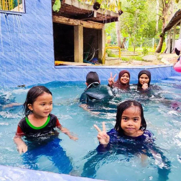 Lata Bayu Chalet - Waterfall & River with Kids Pool, hotel a Baling